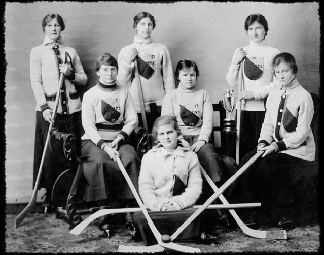 Queens-University-Hockey-Team-Kingston-Ontario-1917.png